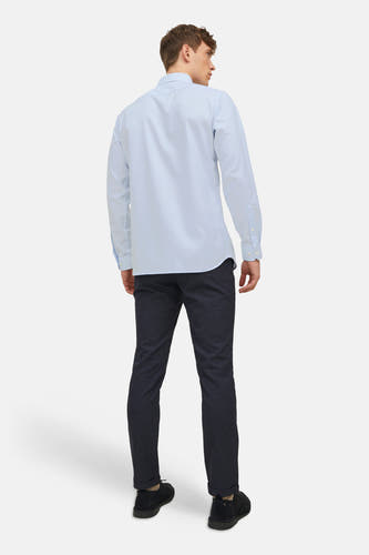Lichtblauw overhemd met lange mouwen van PREMIUM by JACK & JONES, achterzijde weergegeven, gladde stof, gestreken look, model draagt donkere broek en zwarte schoenen