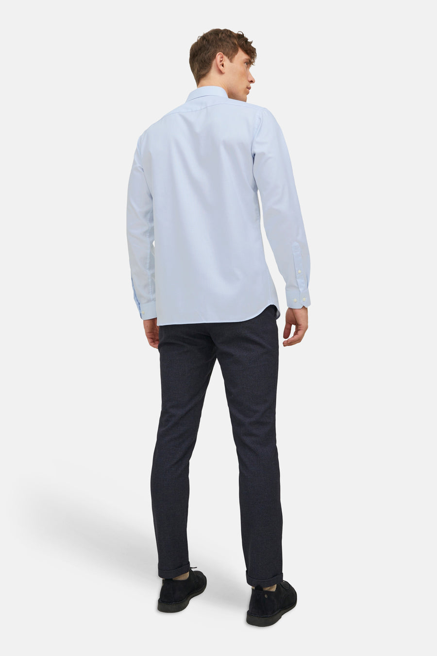 Lichtblauw overhemd met lange mouwen van PREMIUM by JACK & JONES, achterzijde weergegeven, gladde stof, gestreken look, model draagt donkere broek en zwarte schoenen