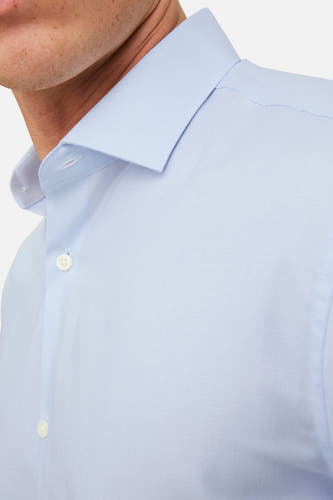 Lichtblauw overhemd met lange mouwen van PREMIUM by JACK & JONES, fijne textuur, witte knopen, close-up op kraag en bovenkant
