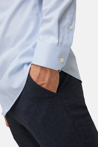 Lichtblauw overhemd met lange mouwen van PREMIUM by JACK & JONES, fijne textuur, knoopsluiting, close-up op mouw en zak.