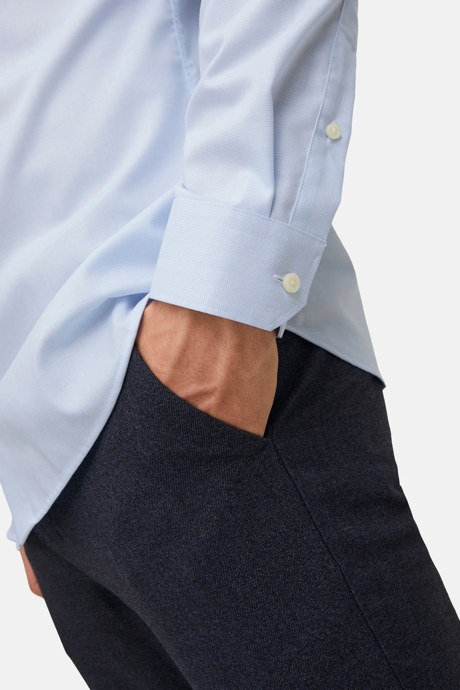 Lichtblauw overhemd met lange mouwen van PREMIUM by JACK & JONES, fijne textuur, knoopsluiting, close-up op mouw en zak.