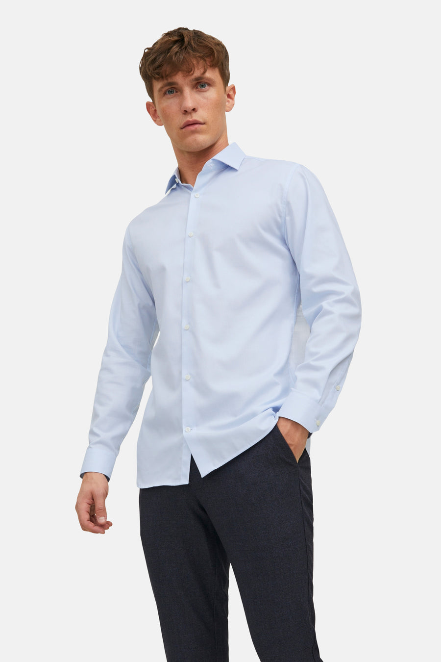 Lichtblauw overhemd met lange mouwen van PREMIUM by JACK & JONES, gestreken katoen, klassieke pasvorm, model in lifestyle pose