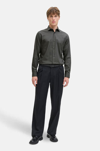 Grijs, lange mouwen overhemd van PREMIUM by JACK & JONES, compleet met een riem en zwarte pantalon.