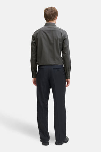 Grijs overhemd met lange mouwen van PREMIUM by JACK & JONES, gezien van achteren met donkere pantalon en zwarte schoenen.