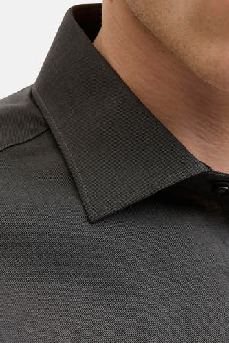 Grijs overhemd met lange mouwen van PREMIUM by JACK & JONES, close-up van kraag en knoop.