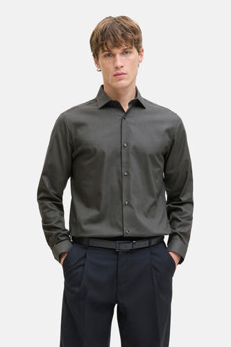 Grijs heren overhemd met lange mouwen van PREMIUM by JACK & JONES, gedragen met een zwarte broek en riem.
