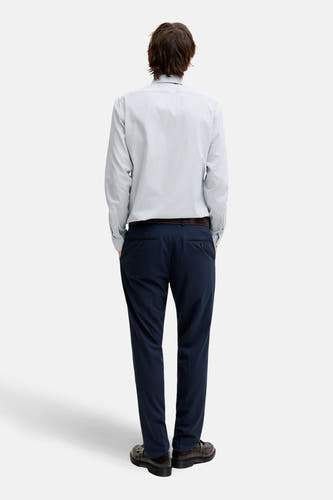 Blauw, gestreept overhemd met lange mouwen van PREMIUM by JACK & JONES, gezien van achteren met donkerblauwe pantalon en bruine riem.