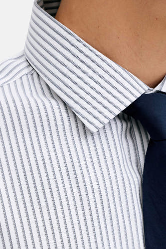 Blauw gestreept overhemd met lange mouwen van PREMIUM by JACK & JONES, met een blauwe das en strakke lijnen.
