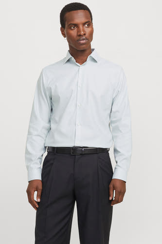 Groen overhemd met lange mouwen van PREMIUM by JACK & JONES, gedragen met zwarte pantalon en riem.
