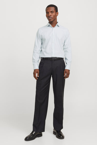 Groen overhemd met lange mouwen van PREMIUM by JACK & JONES, gedragen met zwarte pantalon en riem.
