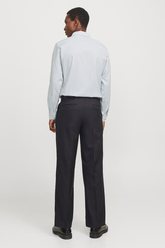 Groen overhemd met lange mouwen van PREMIUM by JACK & JONES, gezien van achteren, gecombineerd met zwarte pantalon en schoenen.
