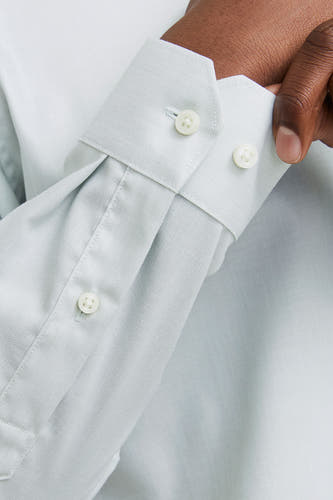 Groen overhemd met lange mouwen van PREMIUM by JACK & JONES, detail van de manchetten en knoopsluiting.
