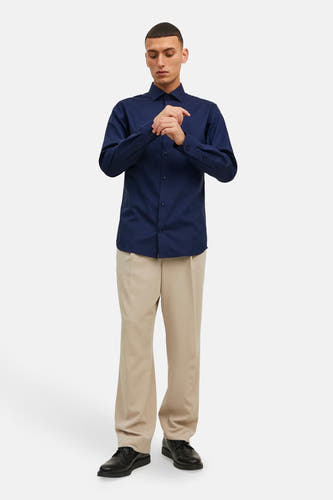 Blauw, lange mouwen overhemd van PREMIUM by JACK & JONES, gecombineerd met beige pantalon en zwarte schoenen.