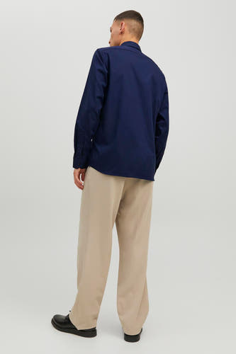 Blauw overhemd met lange mouwen van PREMIUM by JACK & JONES, gezien van achteren met beige pantalon en zwarte schoenen.
