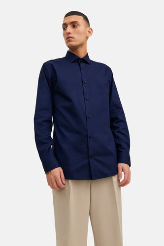 Blauw heren overhemd met lange mouwen van PREMIUM by JACK & JONES, gedragen met beige pantalon.
