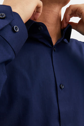 Blauw overhemd met lange mouwen van PREMIUM by JACK & JONES, close-up met zichtbare knopen en kraag.