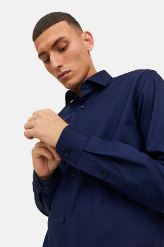 Blauw overhemd met lange mouwen van PREMIUM by JACK & JONES, close-up met mannelijk model.