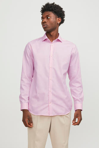 Roze overhemd met lange mouwen van PREMIUM by JACK & JONES, effen en gedragen met beige pantalon.