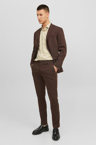 Beige overhemd met lange mouwen van PREMIUM by JACK & JONES, gedragen onder een bruin pak.
