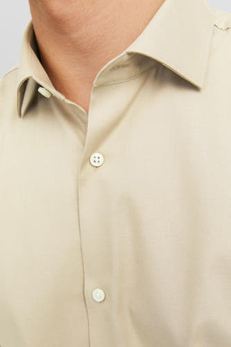Beige overhemd met lange mouwen van PREMIUM by JACK & JONES, met knoopsluiting en kraag.
