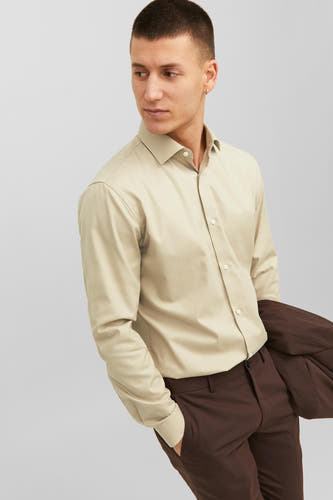 Beige overhemd met lange mouwen van PREMIUM by JACK & JONES, met bruine pantalon en jas.