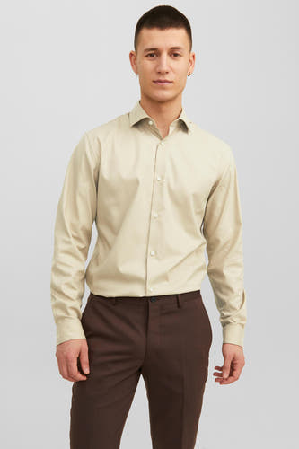 Beige overhemd met lange mouwen van PREMIUM by JACK & JONES, gedragen met een bruine pantalon.