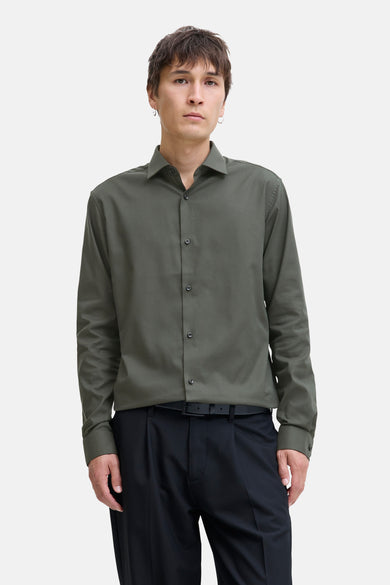 Groen overhemd met lange mouwen van PREMIUM by JACK & JONES, gedragen met zwarte pantalon en riem.