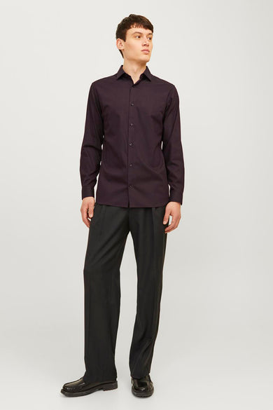 Rood overhemd met lange mouwen van PREMIUM by JACK & JONES, met knoopsluiting, gecombineerd met zwarte pantalon en schoenen.
