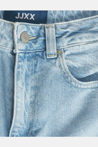 Lichtblauwe mom jeans van JJXX, met een stonewash textuur en zilverkleurige knoopsluiting.
