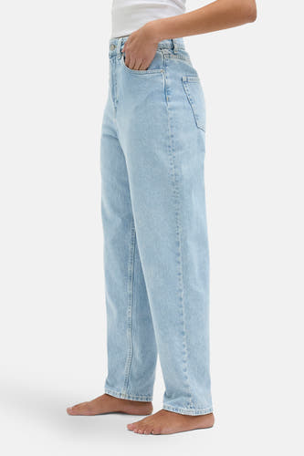 Lichtblauwe mom jeans denim van JJXX, zij-aanzicht met hand in de zak.
