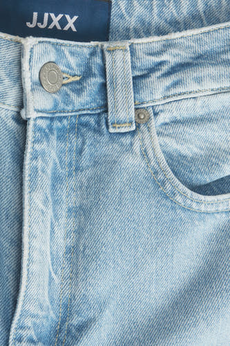 Lichtblauwe mom jeans van JJXX, met een klassieke denim textuur en metalen knoopdetail.