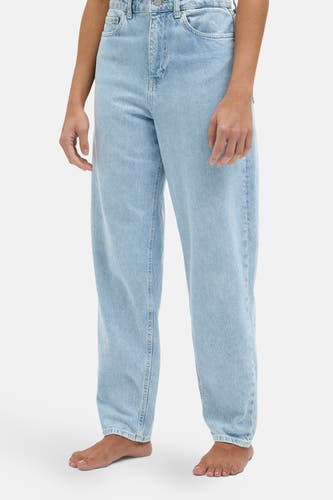 Lichtblauwe mom jeans van JJXX, met hoge tailleband en losse pasvorm.