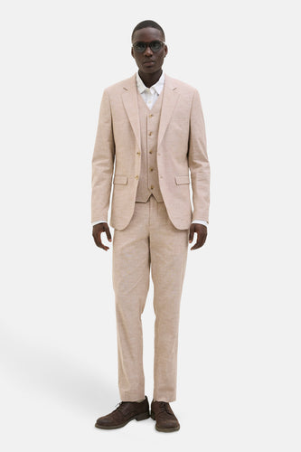 Beige kostuumbroek van PREMIUM by JACK & JONES, gecombineerd met een bijpassend vest en een wit overhemd.