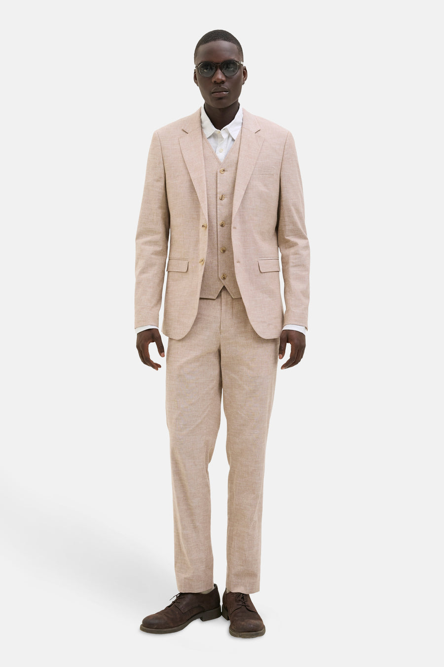 Beige kostuumbroek van PREMIUM by JACK & JONES, gecombineerd met een bijpassend vest en een wit overhemd.