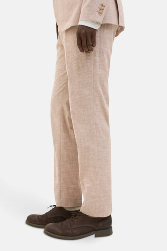 Beige kostuumbroek van PREMIUM by JACK & JONES, met bruine schoenen en sokken, zijwaarts weergegeven.