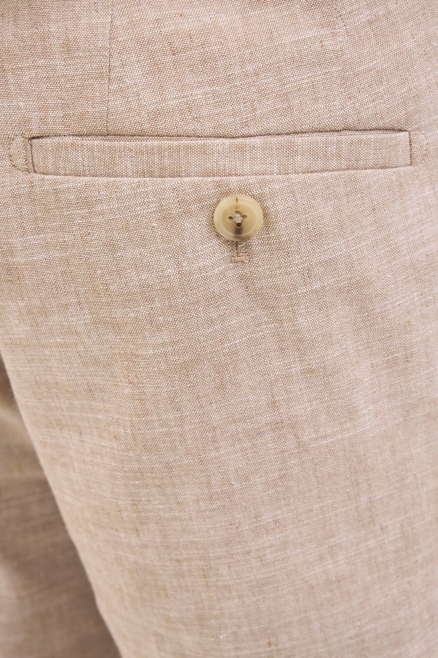 Beige kostuumbroek van PREMIUM by JACK & JONES, met een subtiele textuur en een knoopdetail bij de zak.