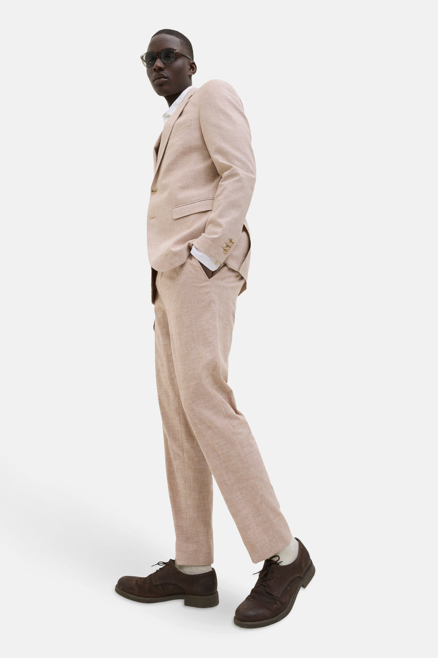 Beige kostuumbroek van PREMIUM by JACK & JONES, gedragen met een wit overhemd en bruine schoenen.