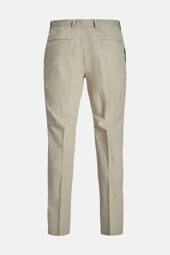 Beige kostuumbroek van PREMIUM by JACK & JONES, gezien van achteren, met subtiele plooien en achterzakken.