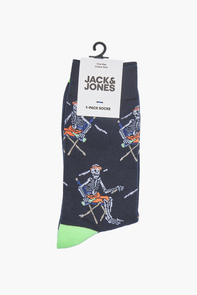 Blauwe sokken van ACCESSORIES BY JACK & JONES, met een patroon van een skelet op een strandstoel en een groene teen.
