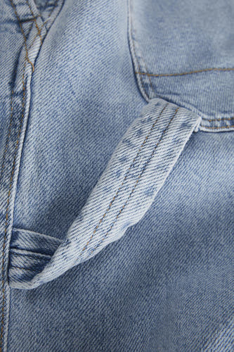 Jean en denim bleu clair large de JACK & JONES JEANS INTELLIGENCE, avec des boutons et une boucle de ceinture.