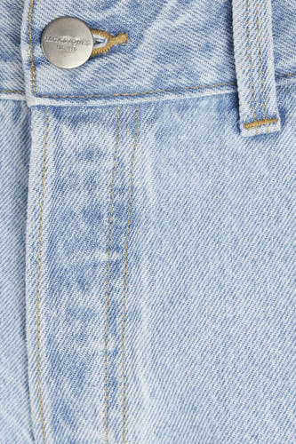 Jean en denim bleu clair, Jack & Jones de Jack large, avec un bouton argenté et des surures jaunes.