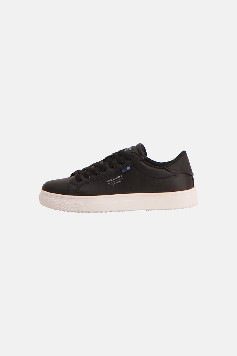 Baskets noires d'ACCESSORIES BY JACK & JONES avec semelle blanche, lacets noirs et le logo JACK & JONES avec une bande bleue sur le côté.