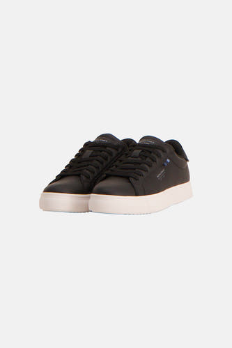 Baskets noires d'ACCESSORIES BY JACK & JONES avec semelle blanche texturée, lacets noirs et une bande bleu/gris avec le texte 'JACK&JONES' sur le côté.