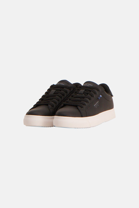 Baskets noires d'ACCESSORIES BY JACK & JONES avec semelle blanche texturée, lacets noirs et une bande bleu/gris avec le texte 'JACK&JONES' sur le côté.