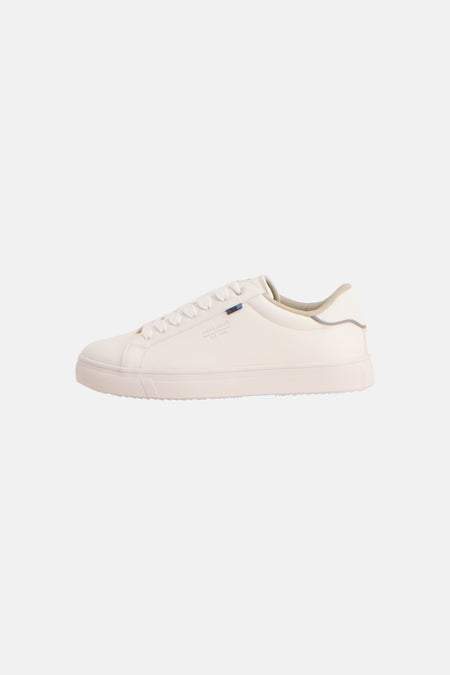 Baskets blanches ACCESSORIES BY JACK & JONES à texture lisse, lacets, détail bleu et logo discret sur le côté.