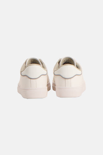Baskets de couleur crème de ACCESSORIES BY JACK & JONES, vue arrière, avec des accents gris clair sur le contrefort.