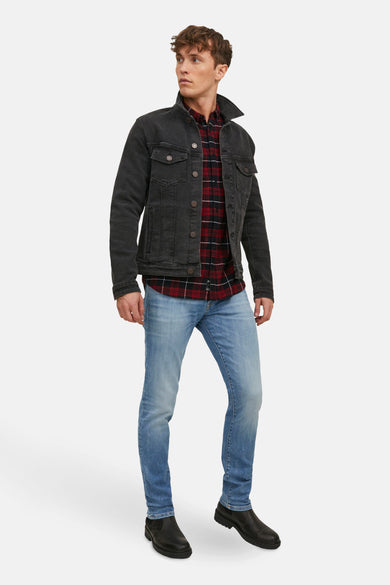 Slim jeans in lichtblauw denim van JACK & JONES JEANS INTELLIGENCE, met een rood geruit overhemd en zwarte schoenen.