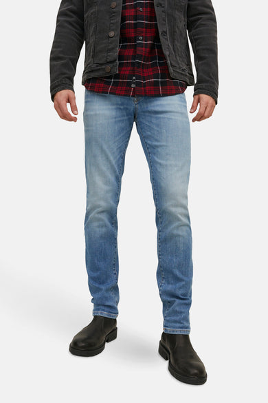 Slim jeans van lichtblauw denim van JACK & JONES, met subtiele wassingen en een klassieke five-pocket styling.