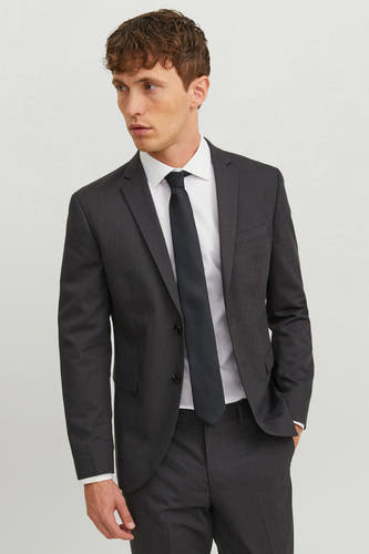 Ceinture noire d'ACCESSORIES BY JACK & JONES, portée avec une chemise blanche et un costume gris.