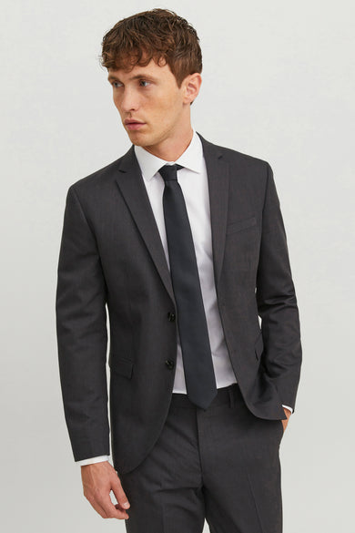 Ceinture noire d'ACCESSORIES BY JACK & JONES, portée avec une chemise blanche et un costume gris foncé.